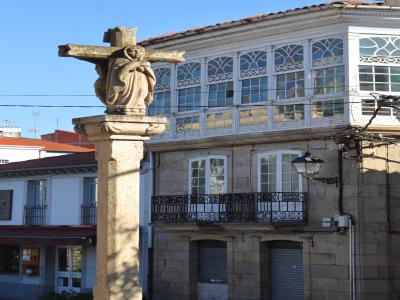 Cruceiro en la plaza de Monforte