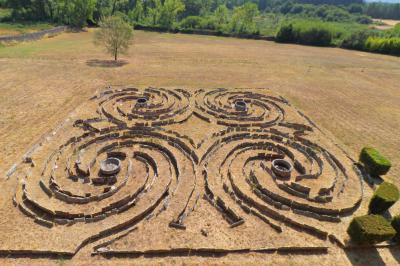 Laberinto infantil en el jardín del Pazo de Tor
