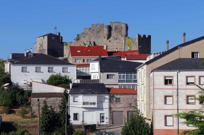 Castro Caldelas coronado por el castillo de los Condes de Lemos