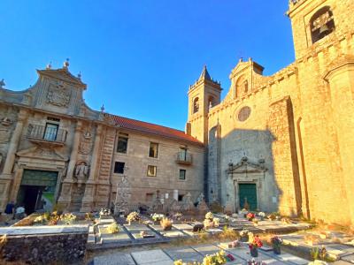 Acceso al Monasterio de Santo Estevo de Ribas de Sil y la Iglesia