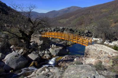 Puente nuevo sobre el arroyo en la Garganta de los Infiernos