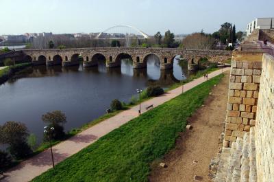 Puente romano visto desde la muralla de la Alcazaba