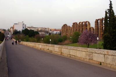 El acueducto visto desde el puente romano