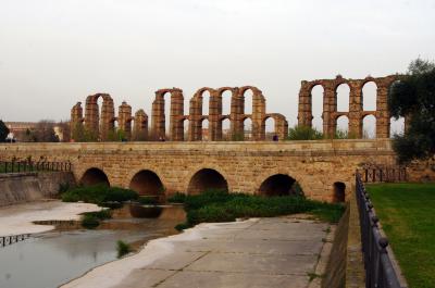 Parte del puente romano y acueducto de Los Milagros