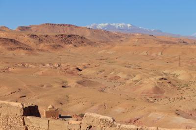Cementerio de Kasbah Ait Ben Haddou y el Atlas nevado
