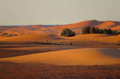 Amanecer en el desierto de Erg Chebbi 