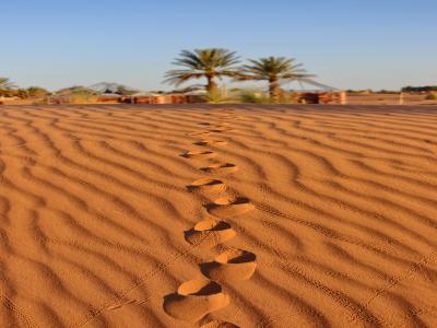 Amanecer en el desierto de Erg Chebbi 