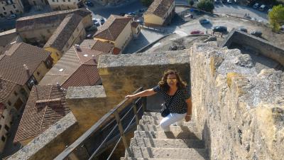 Angosta escalera de ascenso al castillo