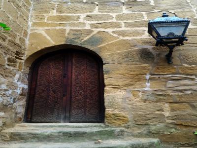 Detalle de puerta lateal del castillo
