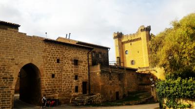 Puerta en la muralla y el castillo al fondo