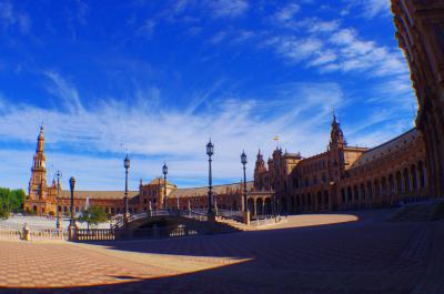 Panorámica de la Plaza de España bajo intenso cielo azul