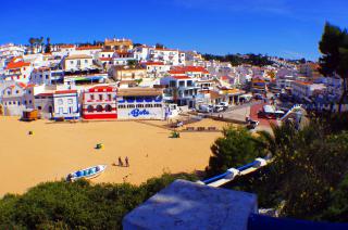 Carvoeiro, una población tradicional costera del Algarve Portugués