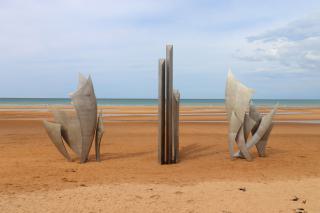 Monumento Les Braves, una escultura en honor a la valentía en el desembarco de Normandía.