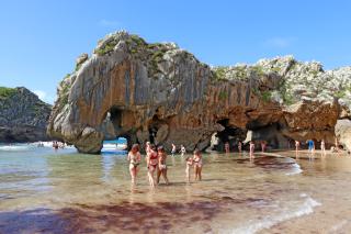 Playa de Cuevas del Mar, cerca de Nueva de Llanes