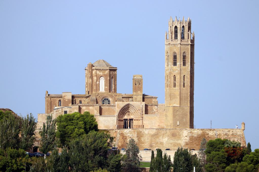 Lérida, la ciudad vieja con la icónica catedral Seu Vella sobre una colina