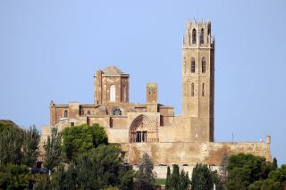 Lérida, la ciudad vieja con la icónica catedral Seu Vella sobre una colina