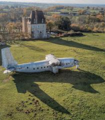 Castillo de Villemoleix y avión aterrizado, Chambon-sur Voueize, Francia