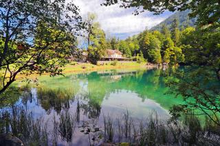 Lago Blausee, uno de los más famosos y turísticos de Suiza